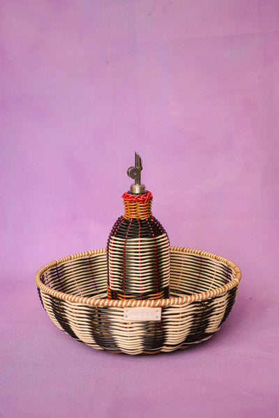 Black & Cream Maegen Oil Pourer