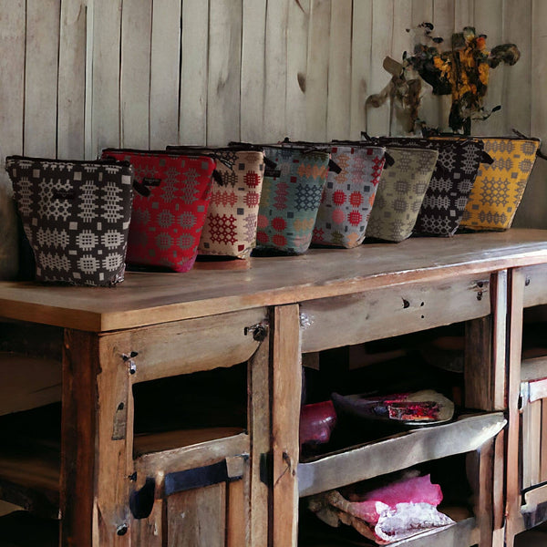 Welsh tapestry blanket design wash bags / make up bags: Cream Rainbow